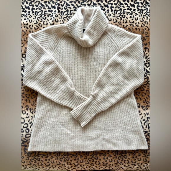 Bloomingdale's Sweaters - Cashmere Turtleneck Ribbed Sweater XL